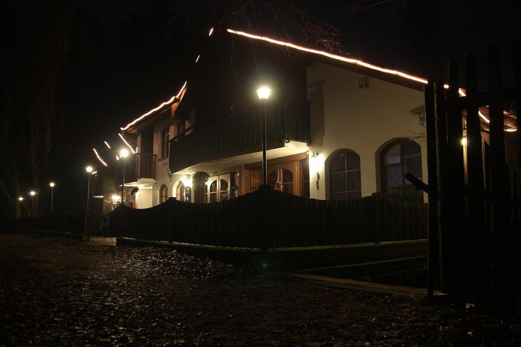 Lovecky Hotel Jivak Loučeň Eksteriør billede