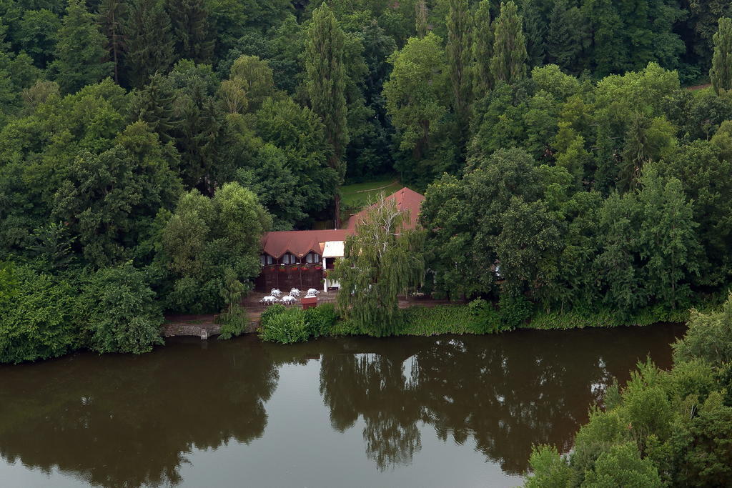 Lovecky Hotel Jivak Loučeň Eksteriør billede